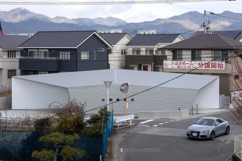 DRIVE THROUGH HOUSE	