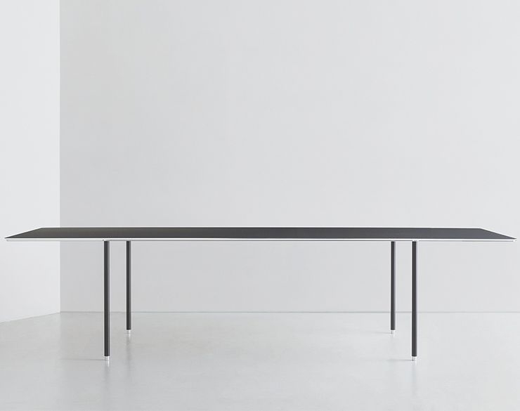 TEE TABLE