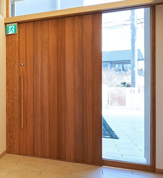 特注玄関建具　スギ板フラッシュ キシラデコール