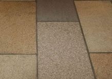 御影石+サビ石ビシャン仕上 乱貼り