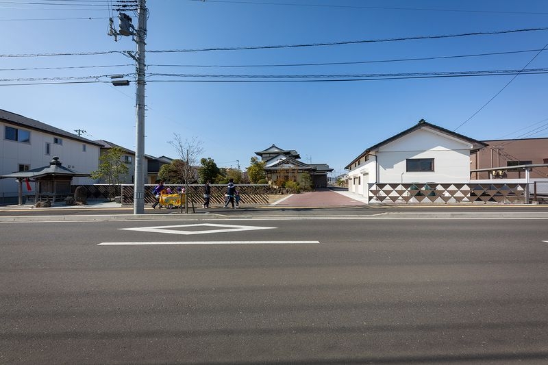 手招きする塀