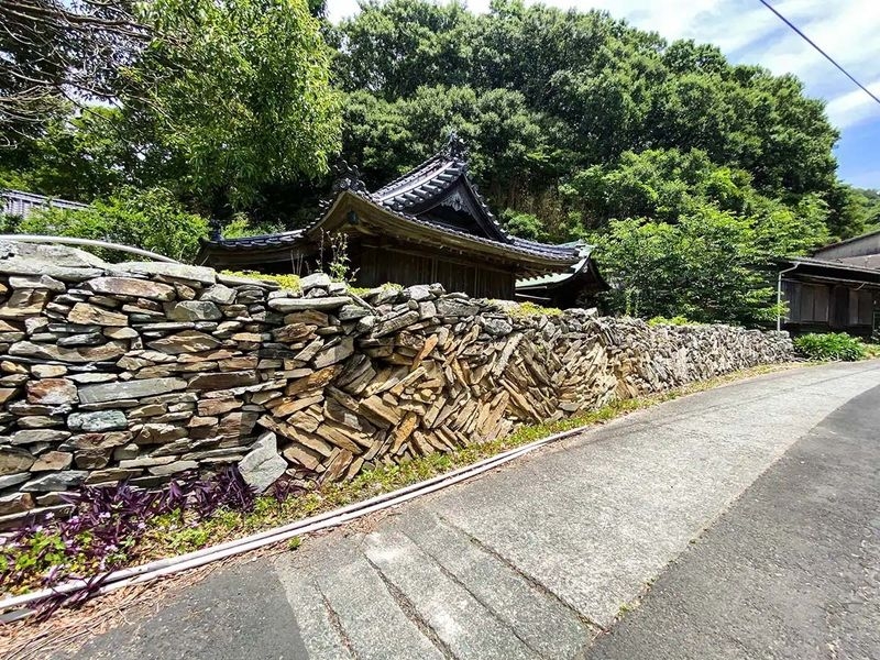 佐田岬の緑色片岩の石積み