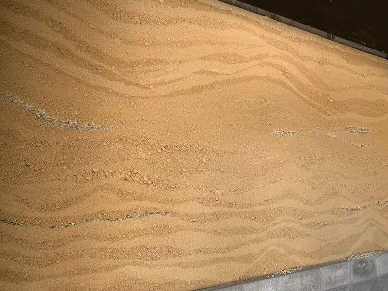 サンゴと琉球石灰岩を含む版築壁