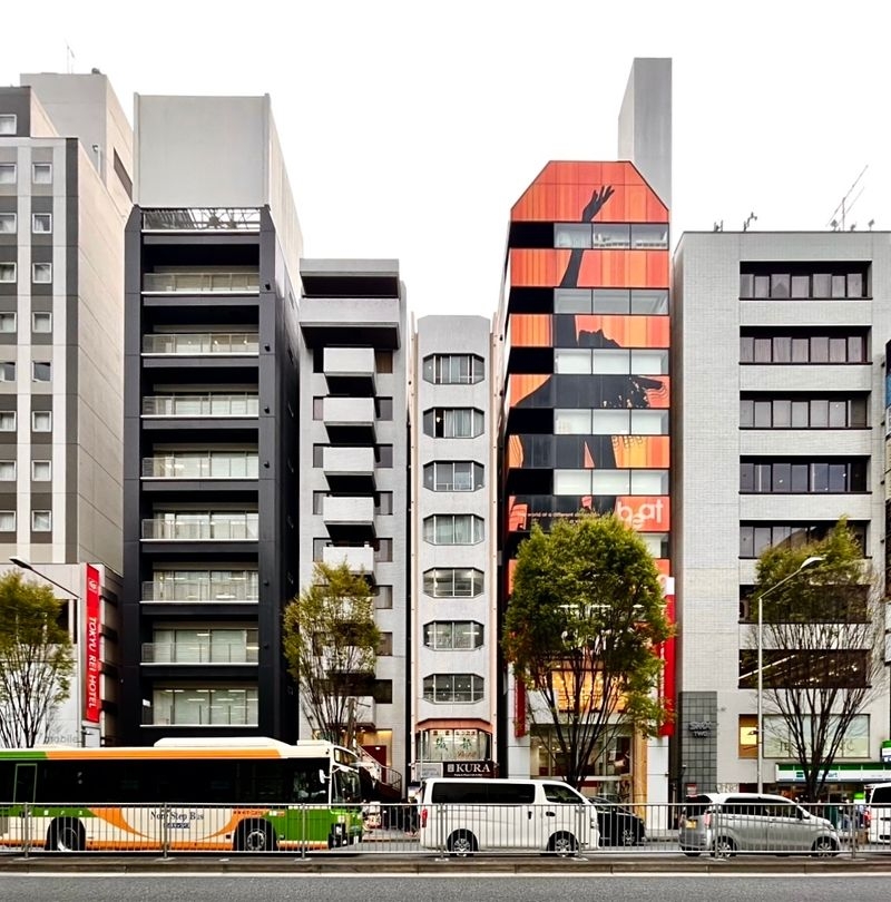 1970年の建築基準法改正(31m高さ制限の撤廃)直前に建設されたペンシルビル