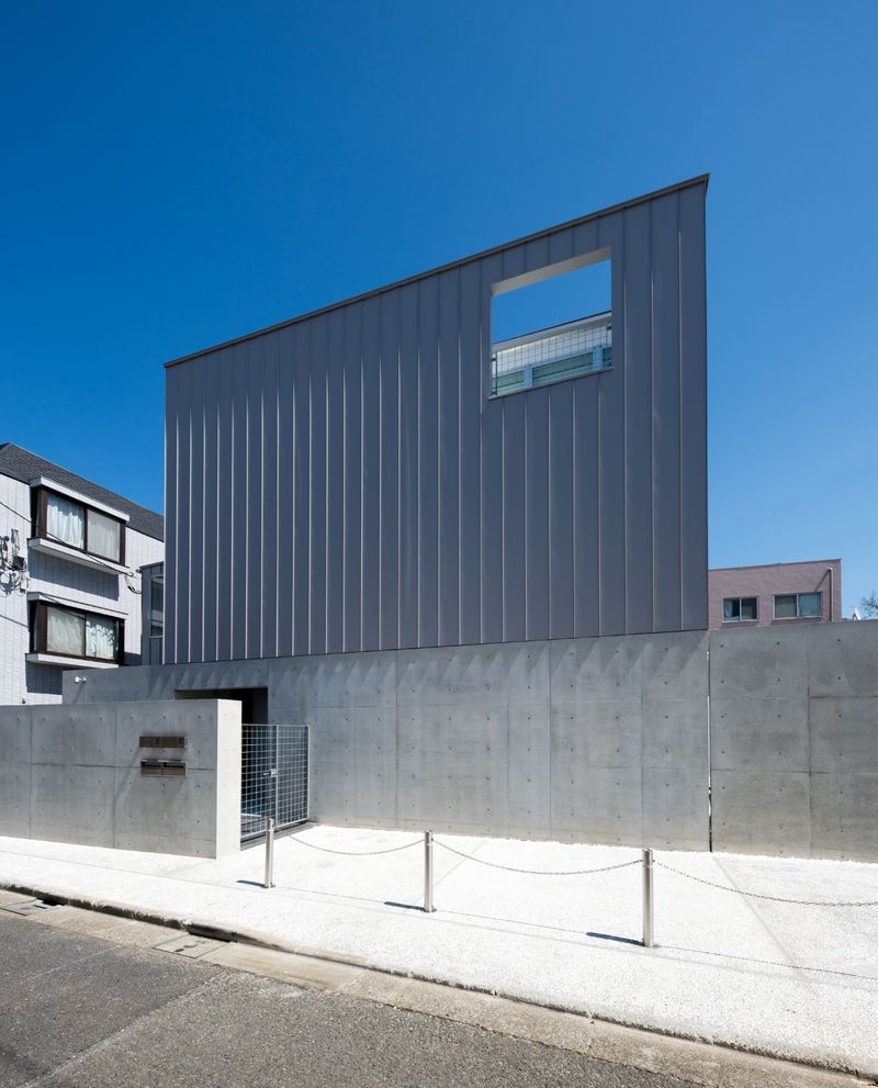 SKT(エスケーティー)/ジムを共有する３階建ての二世帯住宅