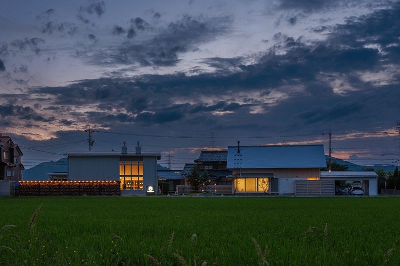 庭を挟んで隣接する住宅との夕景