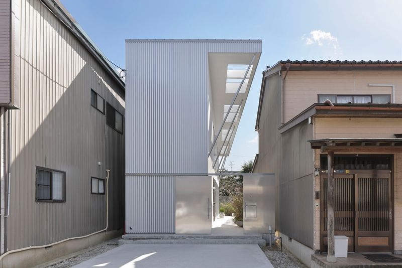 家//庭　-庭に拡がる家-