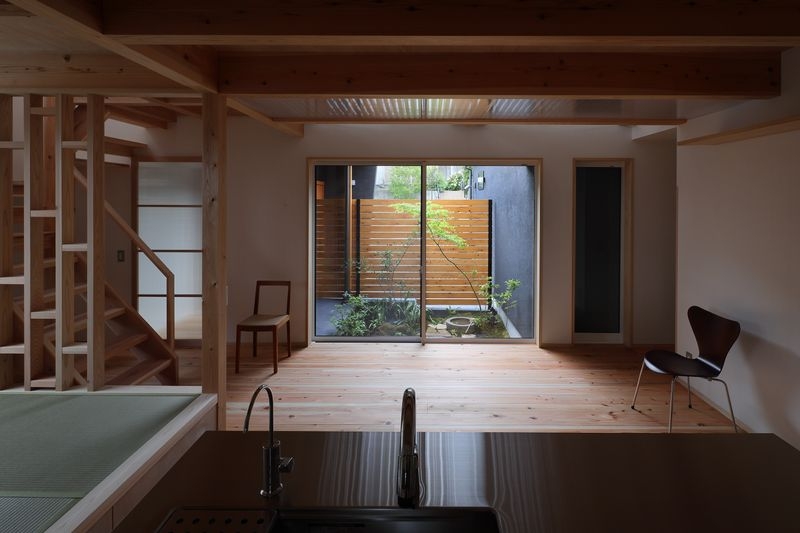 坂道に建つ家