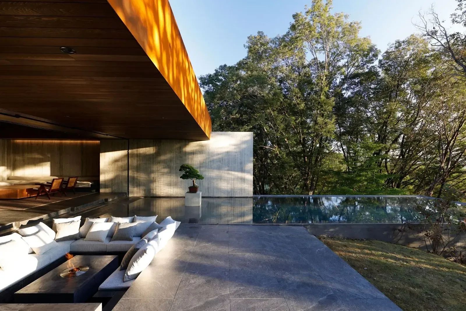 心地いい半屋外空間をつくる建材・家具のイメージ