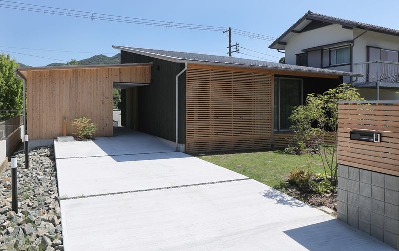 バイクガレージのある平屋
