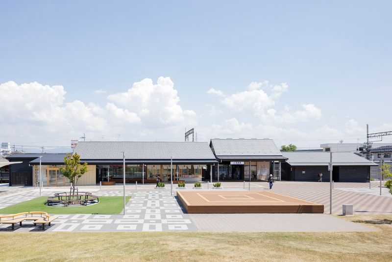 近鉄結崎駅舎・公園・広場