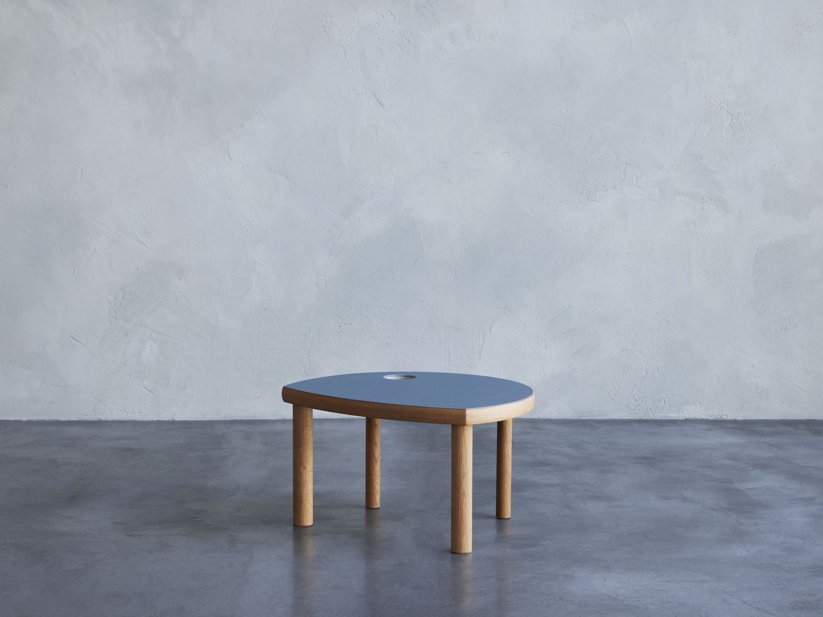 Um table - low(gray)