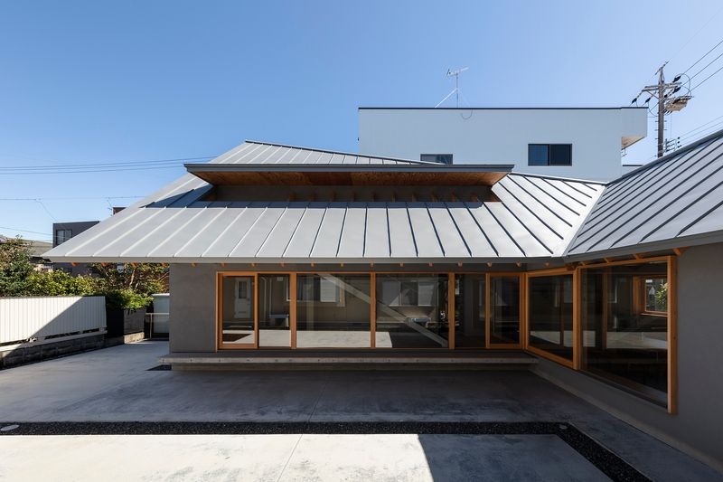 折れ屋根の家