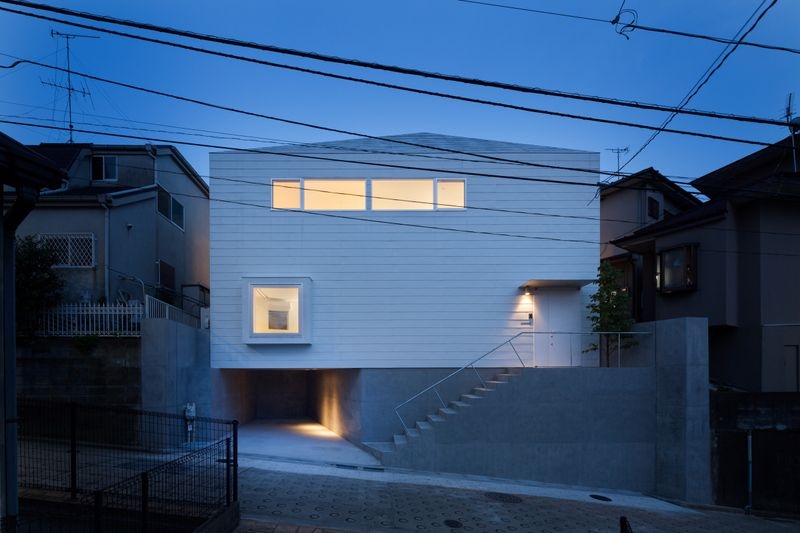 山王の住宅　〜擁壁の上の台形〜