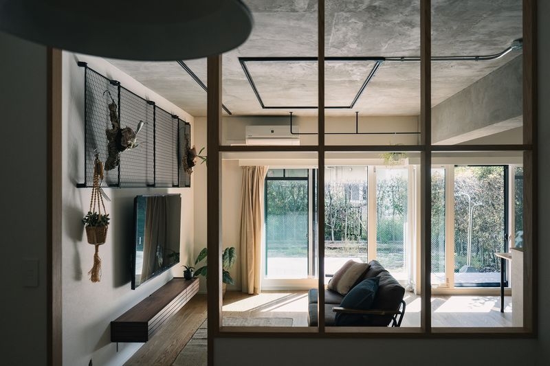 インダストリアルと木の温もりが調和する空間