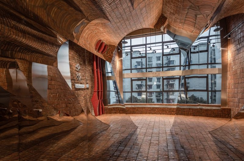 トンネルのような展示空間