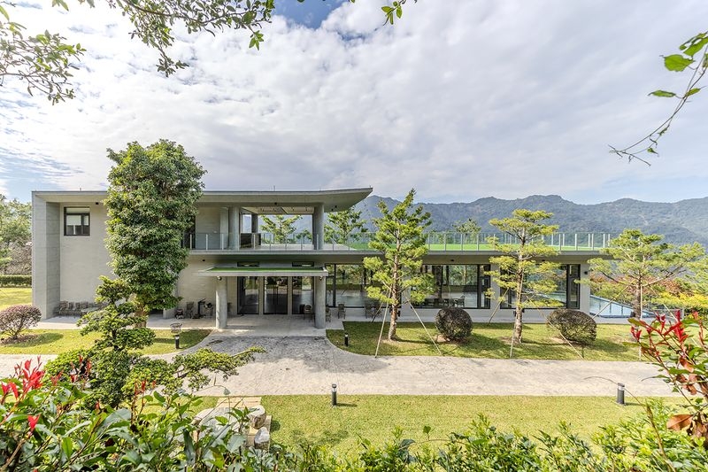 A series of horizontal bands forms the architectural composition, framing distant mountains and drifting mist like a scroll painting and bringing the valley’s seasonal changes into the interior.