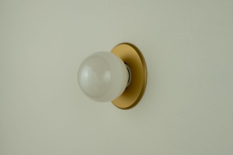 On [brass/saten]