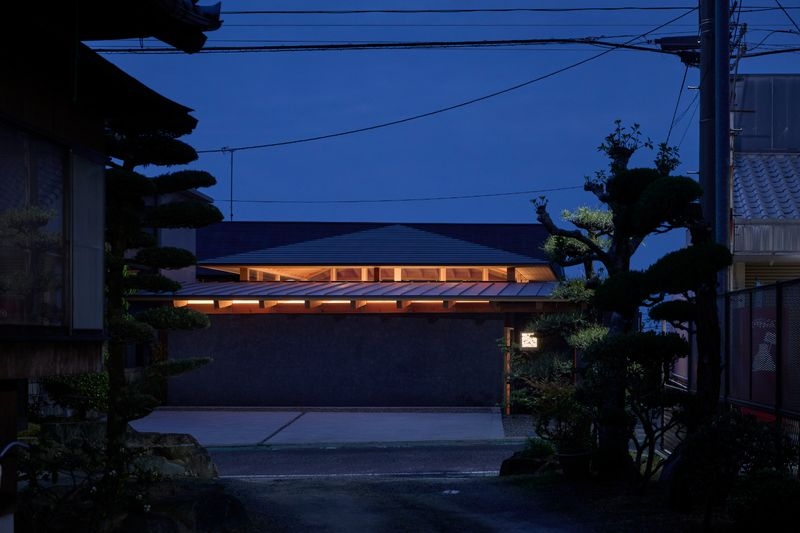 「Square Roof & Five Courtyards House」