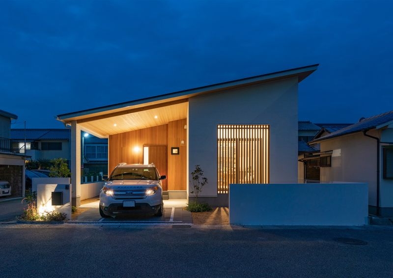 片流れの大屋根が特徴的な平屋
