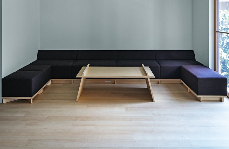 特注ソファ 脚：シナ合板  張り地：Remix #3314  ボルドー(Kvadrat) 