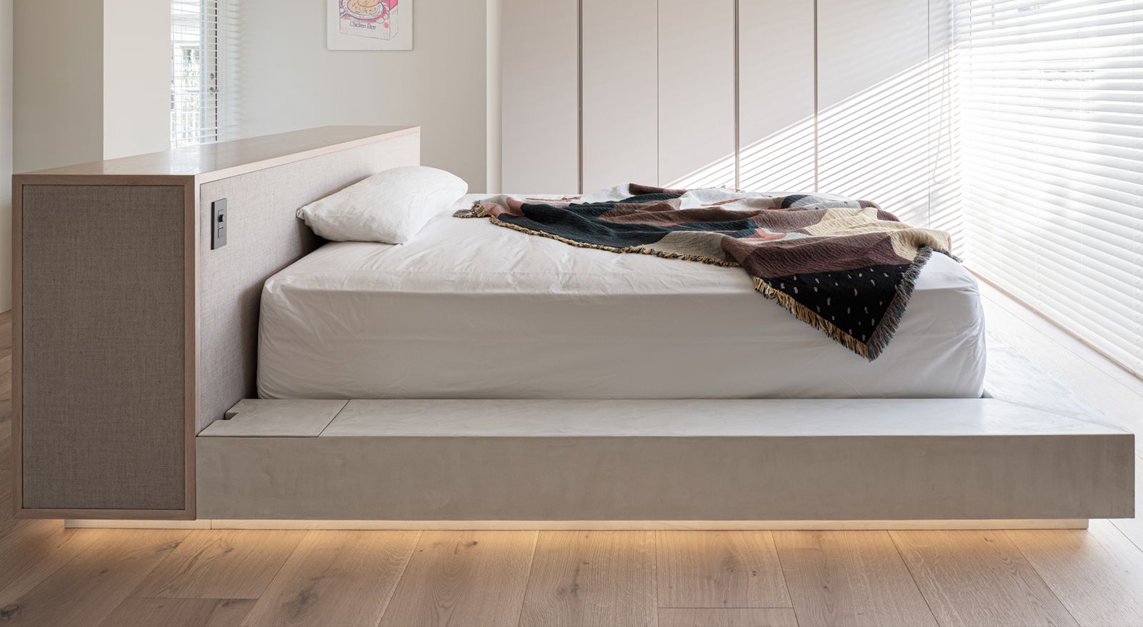 造作ベッド 天板・フレーム：ナラ材 面材：ファブリック（Kvadrat） 手掛け：真鍮