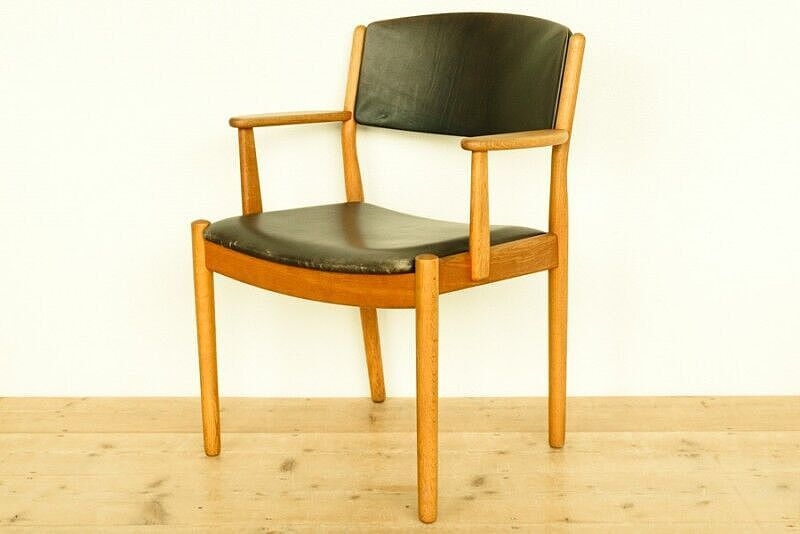 J62 arm chair
